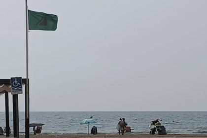 La Playa Norte de La Pobla de Farnals reabre al baño y recupera la bandera verde tras el vertido de la EPSAR