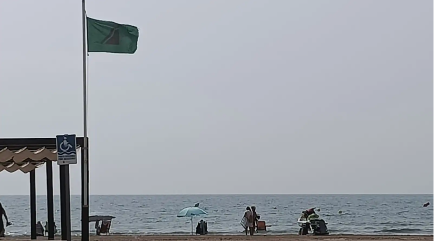 La Playa Norte de La Pobla de Farnals reabre al baño y recupera la bandera verde tras el vertido de la EPSAR
