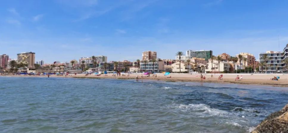 La Playa Norte de La Pobla de Farnals reabre al baño y recupera la bandera verde tras el vertido de la EPSAR
