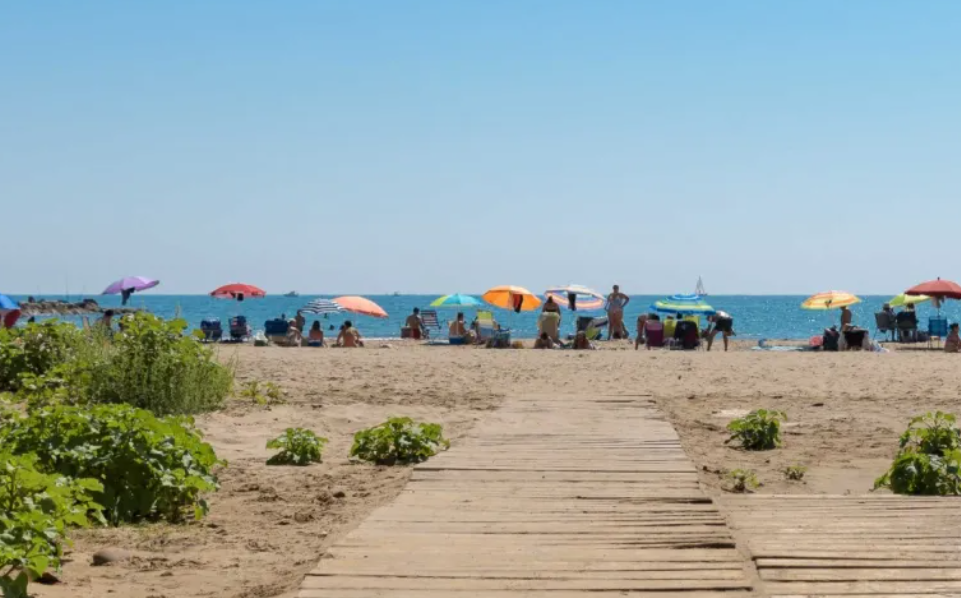 Una mujer fallece en la playa de Medicalia de El Puig