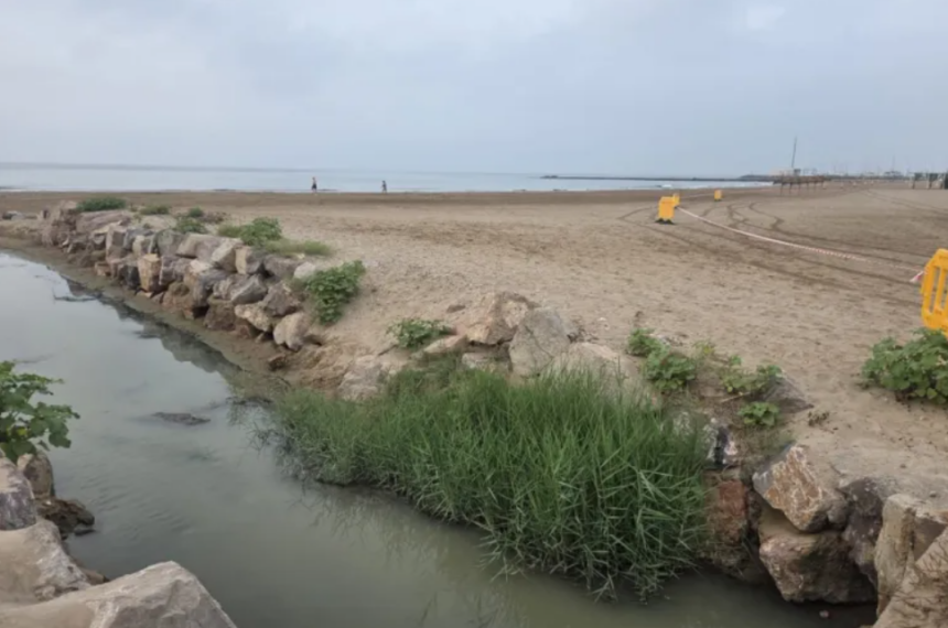 Detenido un bañista en la Patacona por agredir a la policía y cerradas las playas del Puig y La Pobla de Farnals por un vertido