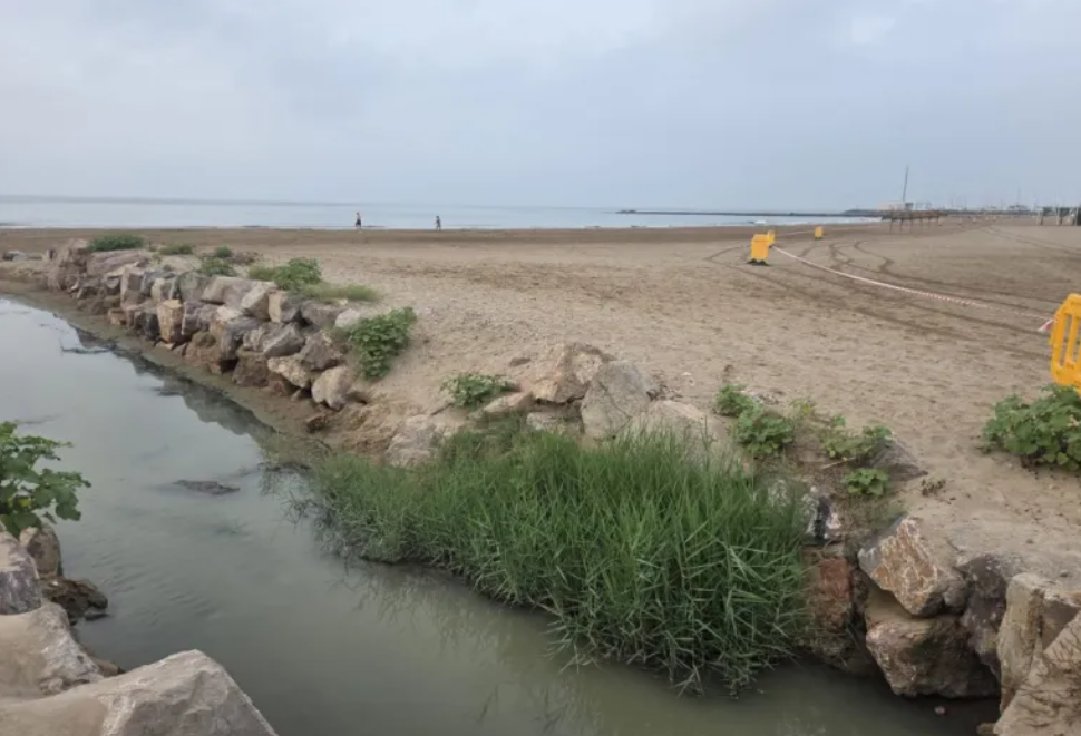 Detenido un bañista en la Patacona por agredir a la policía y cerradas las playas del Puig y La Pobla de Farnals por un vertido