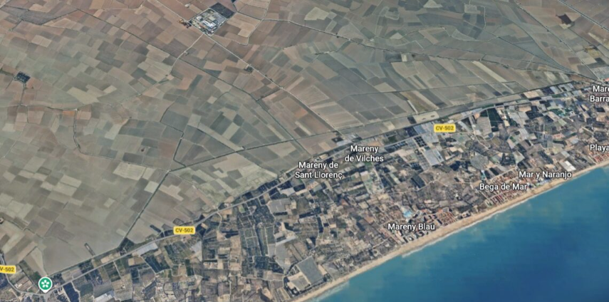 Un incendi de vegetació al Mareny Blau de Sueca mobilitza mitjans aeris i terrestres