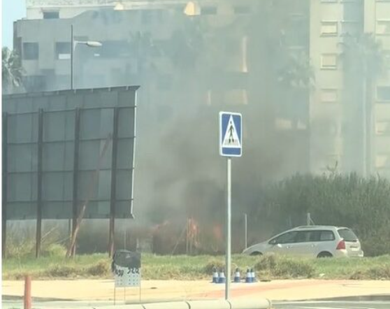 Fuego declarado en varios solares con matorral seco.