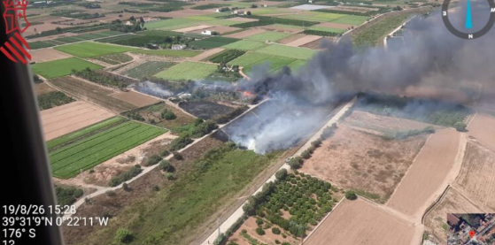 Fuego de vegetación en una zona de cañar del Camí de la Séquia de Múzquiz. 