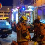 Els bombers intervenen en un incendi d'habitatge al carrer Sant Gaietà d'Alfafar i confinen tres pisos per precaució