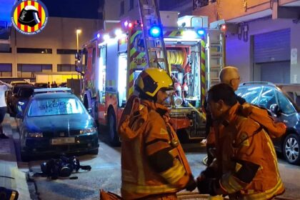 Els bombers intervenen en un incendi d'habitatge al carrer Sant Gaietà d'Alfafar i confinen tres pisos per precaució