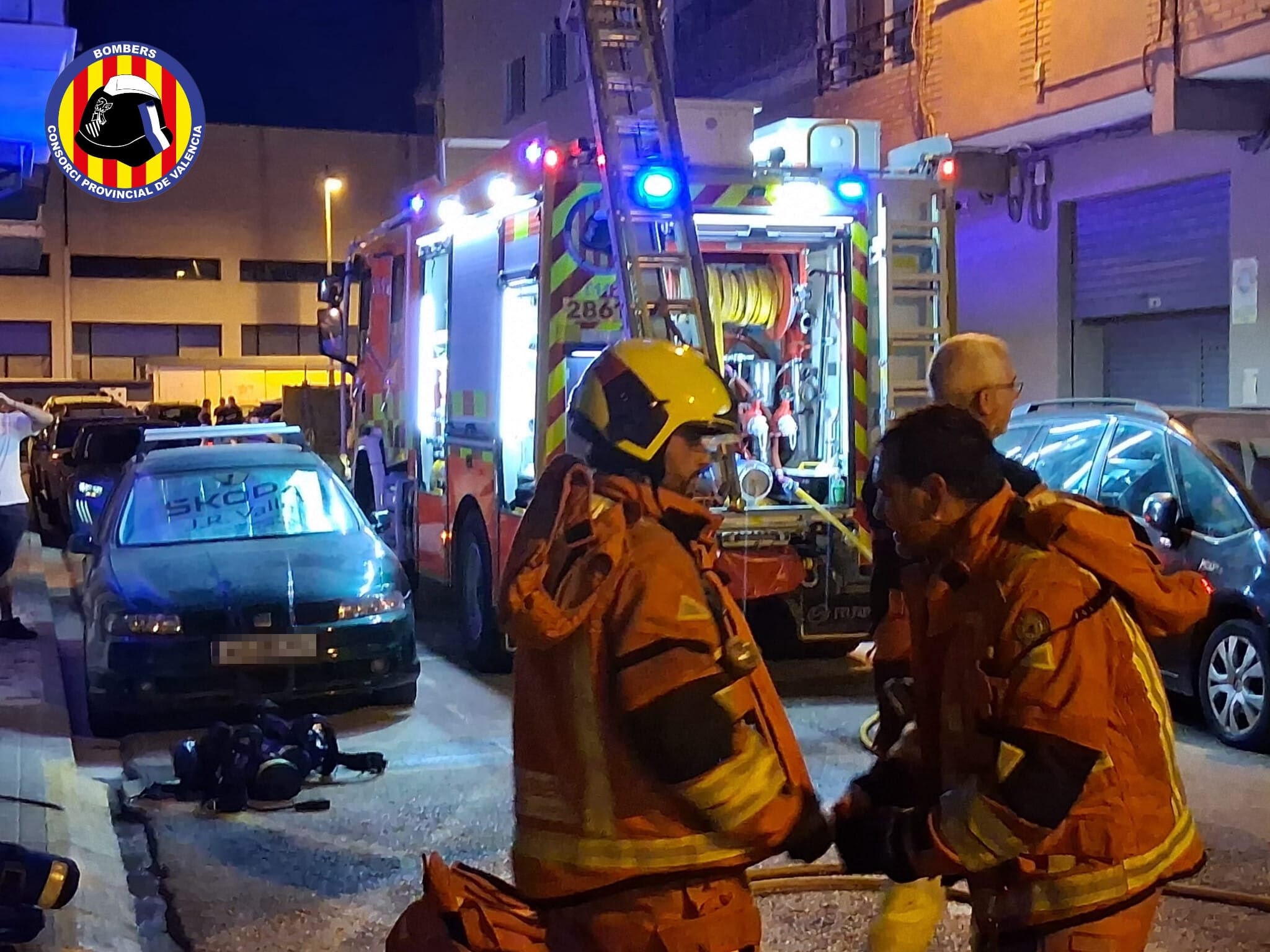 Els bombers intervenen en un incendi d'habitatge al carrer Sant Gaietà d'Alfafar i confinen tres pisos per precaució