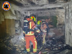 Un virulent incendi en un tercer pis a Silla es salda amb 16 persones ateses i dos traslladats a l'Hospital La Fe