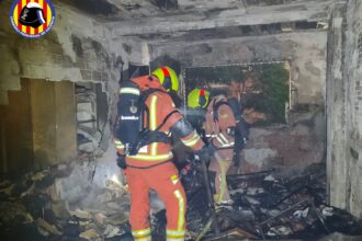 Un virulent incendi en un tercer pis a Silla es salda amb 16 persones ateses i dos traslladats a l'Hospital La Fe
