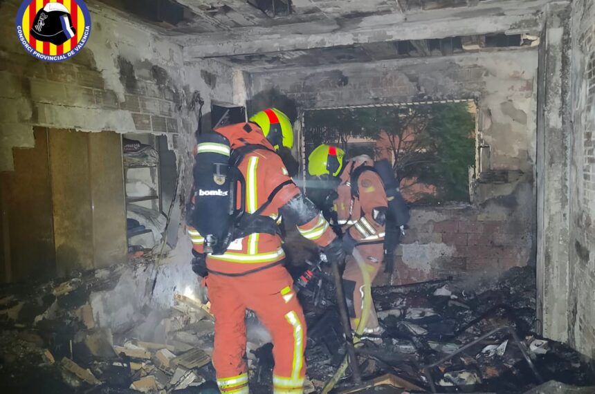 Un virulent incendi en un tercer pis a Silla es salda amb 16 persones ateses i dos traslladats a l'Hospital La Fe