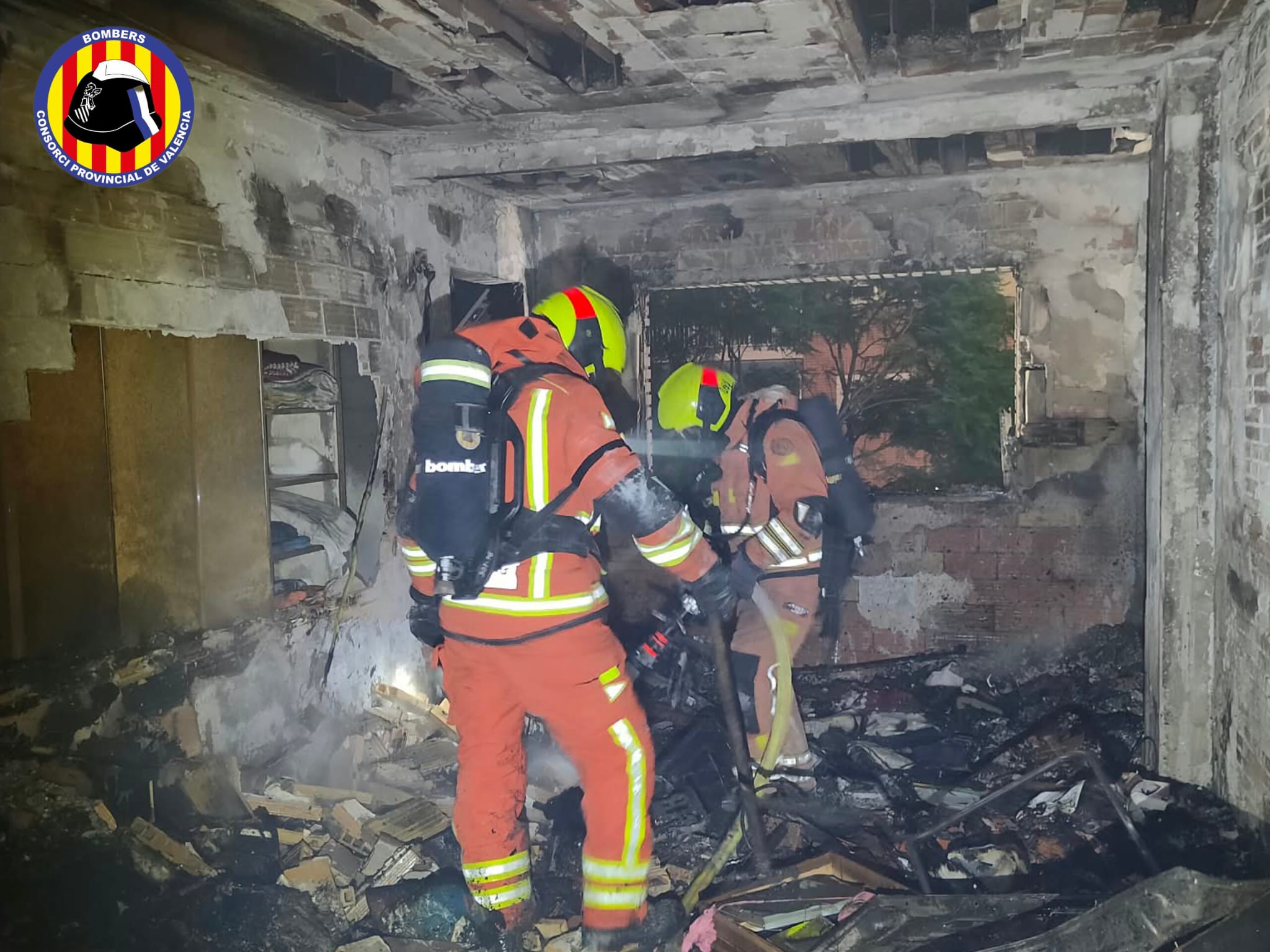 Un virulent incendi en un tercer pis a Silla es salda amb 16 persones ateses i dos traslladats a l'Hospital La Fe