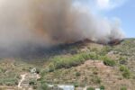 El fuego de la Serra Calderona se descontrola y obliga a la evacuación inmediata de Gátova hacia el polideportivo de Bétera