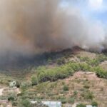 El fuego de la Serra Calderona se descontrola y obliga a la evacuación inmediata de Gátova hacia el polideportivo de Bétera