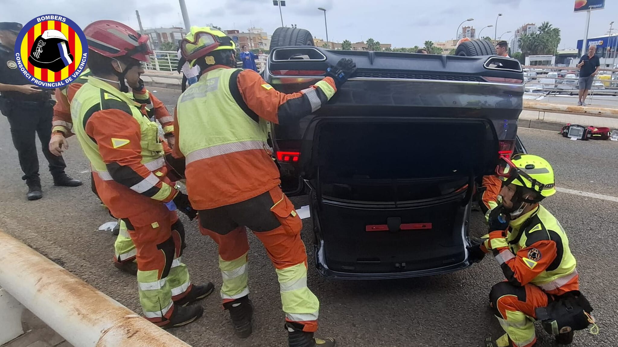 Una persona atrapada tras una colisión entre dos vehículos en Burjassot