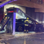 Un cotxe descontrolat destrueix una marquesina d'autobús a la Plaça Saragossa de València i deixa un ferit lleu