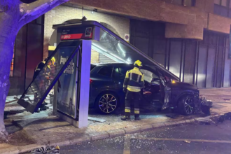 Un cotxe descontrolat destrueix una marquesina d'autobús a la Plaça Saragossa de València i deixa un ferit lleu