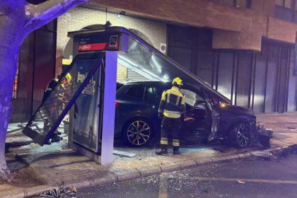 Un cotxe descontrolat destrueix una marquesina d'autobús a la Plaça Saragossa de València i deixa un ferit lleu