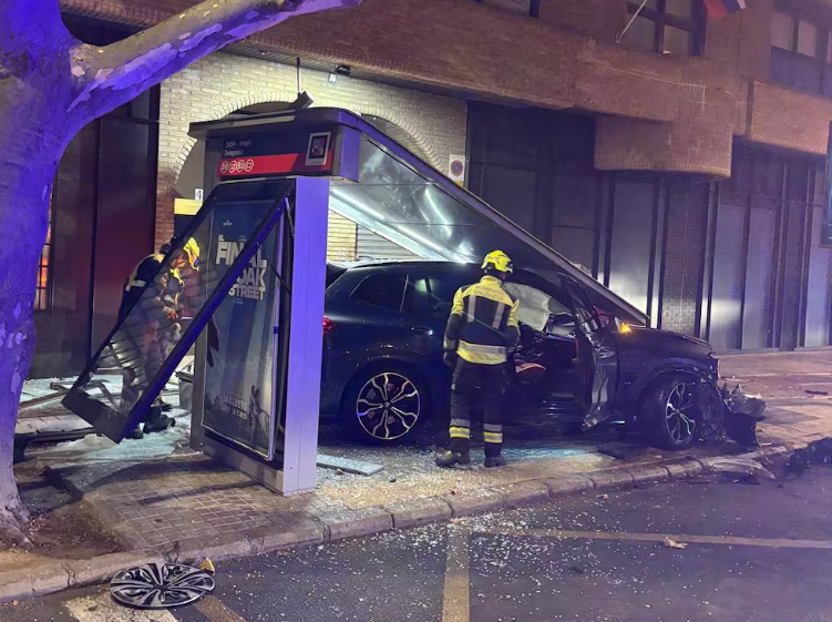 Un cotxe descontrolat destrueix una marquesina d'autobús a la Plaça Saragossa de València i deixa un ferit lleu