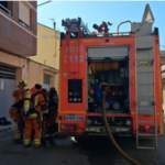 Els bombers rescaten una dona atrapada en l'incendi d'un quart pis a Riba-roja de Túria