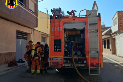 Els bombers rescaten una dona atrapada en l'incendi d'un quart pis a Riba-roja de Túria
