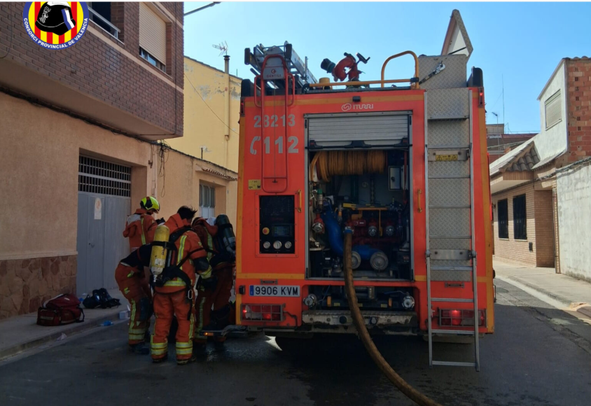 Els bombers rescaten una dona atrapada en l'incendi d'un quart pis a Riba-roja de Túria