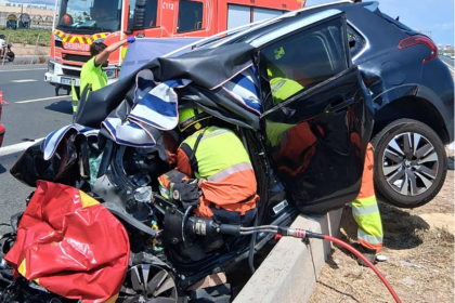 Una dona mor i dos homes resulten ferits en un xoc frontal per un vehicle en sentit contrari pel carril Bus-VAO de la V-21 a Foios