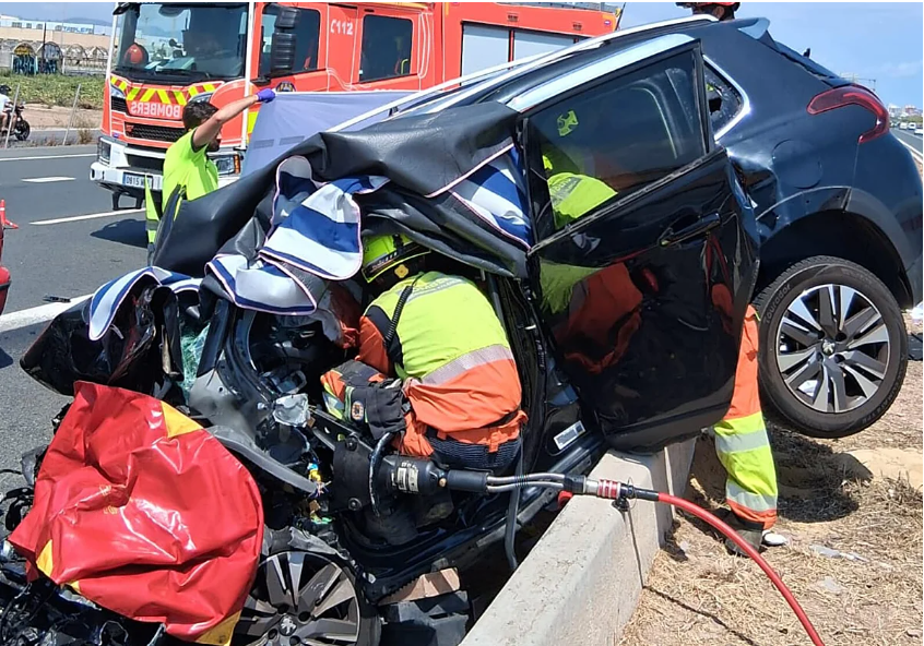 Una dona mor i dos homes resulten ferits en un xoc frontal per un vehicle en sentit contrari pel carril Bus-VAO de la V-21 a Foios