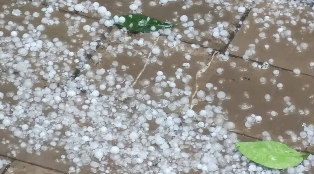 Cinco días de tormentas eléctricas mantendrán en alerta a Valencia y Castellón tras los primeros destrozos