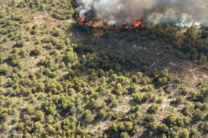 Un incendi forestal a Llíria obliga a evacuar de manera preventiva diverses vivendes a la Canyada Parda abans de ser estabilitzat