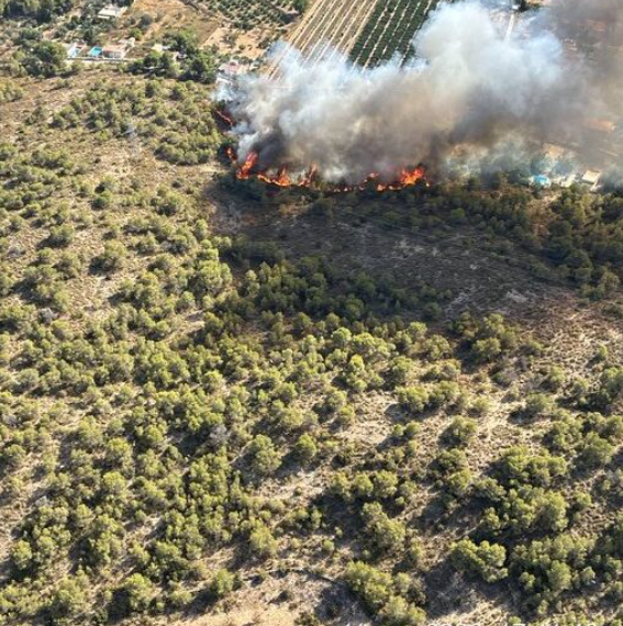 Un incendi forestal a Llíria obliga a evacuar de manera preventiva diverses vivendes a la Canyada Parda abans de ser estabilitzat