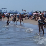 La Policia Local deté un jove a la platja del Cabanyal per agredir sexualment diverses banyistes i intentar fugir a nedat