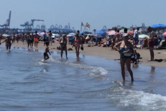 La Policia Local deté un jove a la platja del Cabanyal per agredir sexualment diverses banyistes i intentar fugir a nedat