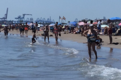 La Policia Local deté un jove a la platja del Cabanyal per agredir sexualment diverses banyistes i intentar fugir a nedat