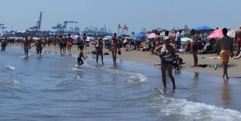 La Policia Local deté un jove a la platja del Cabanyal per agredir sexualment diverses banyistes i intentar fugir a nedat