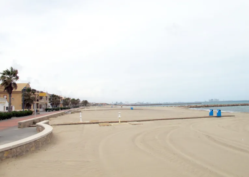 Troben el cos sense vida d'una dona de 61 anys a la platja de Puçol