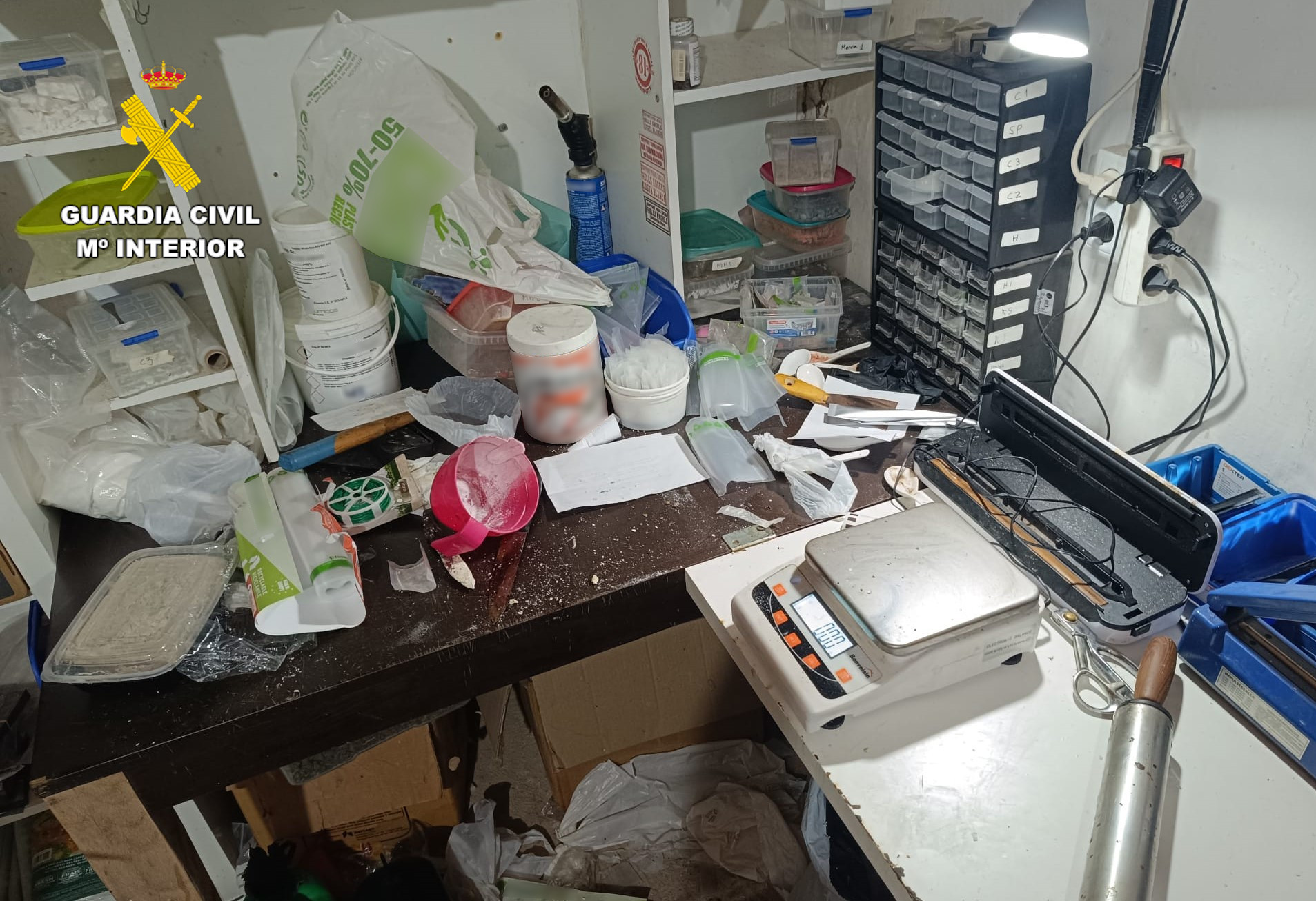 Desmantellat un laboratori que enviava droga per correu a 45 països
