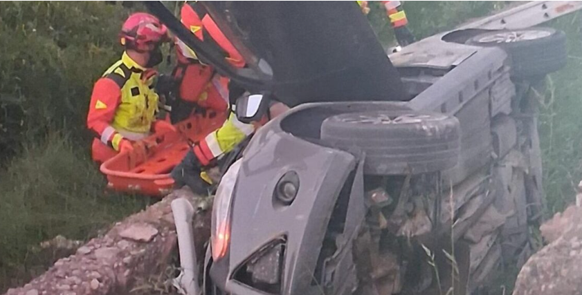 Los bomberos auxilian al conductor de un vehículo despeñado en una acequia en la N-234 a la altura de Albalat dels Tarongers