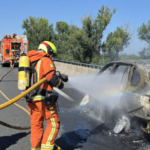 Un vehículo en llamas en la A-7 a su paso por Beneixida moviliza a los bomberos tras propagarse al matorral