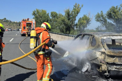 Un vehículo en llamas en la A-7 a su paso por Beneixida moviliza a los bomberos tras propagarse al matorral