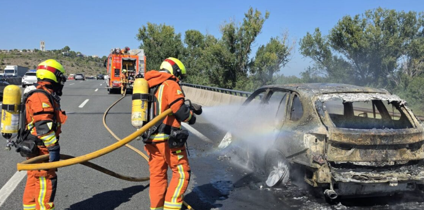 Un vehículo en llamas en la A-7 a su paso por Beneixida moviliza a los bomberos tras propagarse al matorral