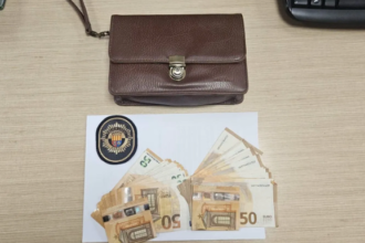 Un vecino de Albal encuentra un bolso con 2.000 euros y lo entrega a la Policía Local
