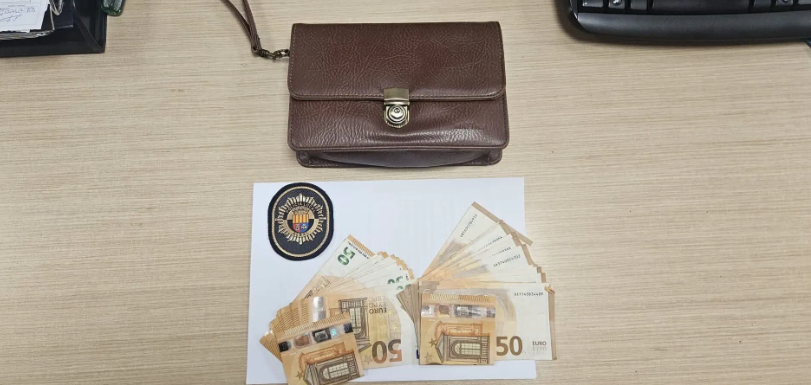 Un vecino de Albal encuentra un bolso con 2.000 euros y lo entrega a la Policía Local