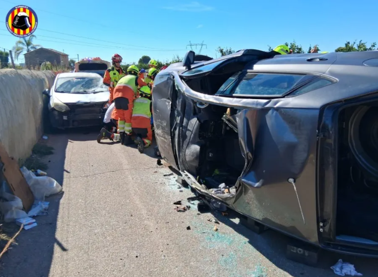 Dues joves ferides i traslladades a La Fe després de bolcar el seu vehicle en un accident entre dos cotxes a Alcàsser