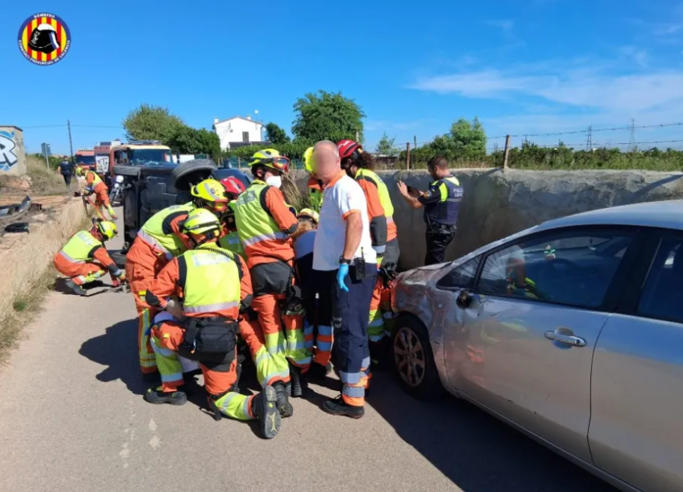 Dues joves ferides i traslladades a La Fe després de bolcar el seu vehicle en un accident entre dos cotxes a Alcàsser