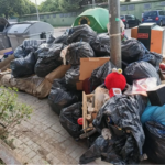 Una empresa se enfrenta a 3.000 euros de multa por abandonar escombros junto a contenedores en Paterna