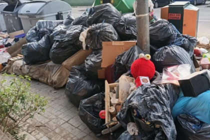 Una empresa se enfrenta a 3.000 euros de multa por abandonar escombros junto a contenedores en Paterna