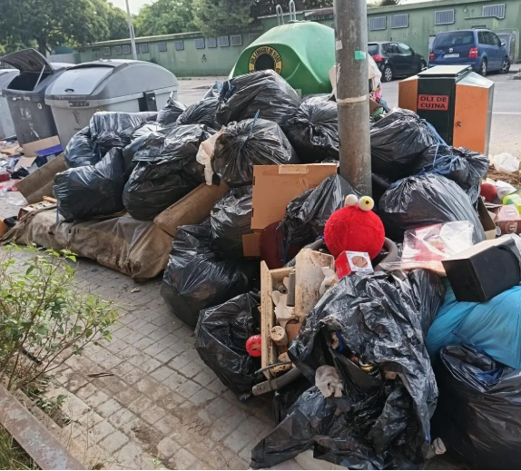 Una empresa se enfrenta a 3.000 euros de multa por abandonar escombros junto a contenedores en Paterna