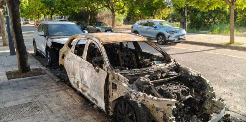 L'incendi d'un vehicle a la V-21 al seu pas per Museros provoca dos quilòmetres de retencions en direcció a la capital