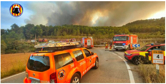 El virulent incendi forestal de Tuéjar es declara «fora de control» i obliga a mobilitzar la UME
